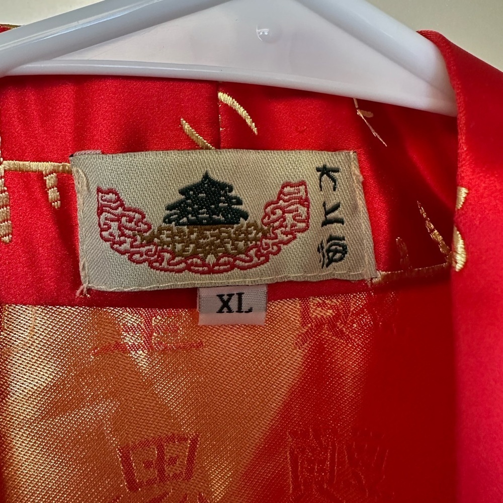 NWT 100% silk kimono , robe, vintage , Red gold, Chinese characters, w/ Belt XL - Picture 2 of 7